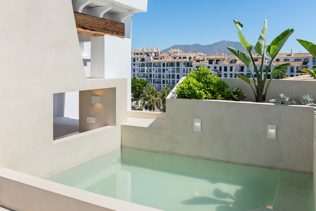 4 Bed Apartment for sale in La Duquesa Costa Del Sol, Málaga, Spain