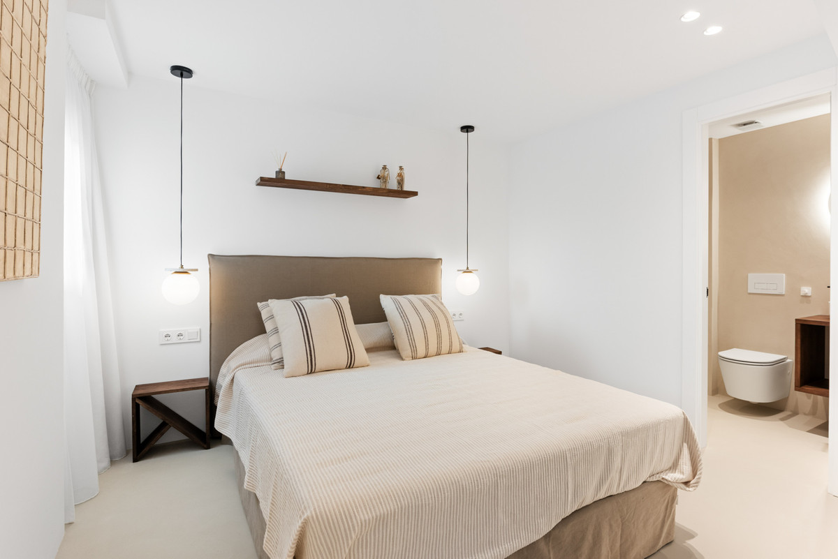 4 Bed Apartment for sale in La Duquesa Costa Del Sol, Málaga, Spain
