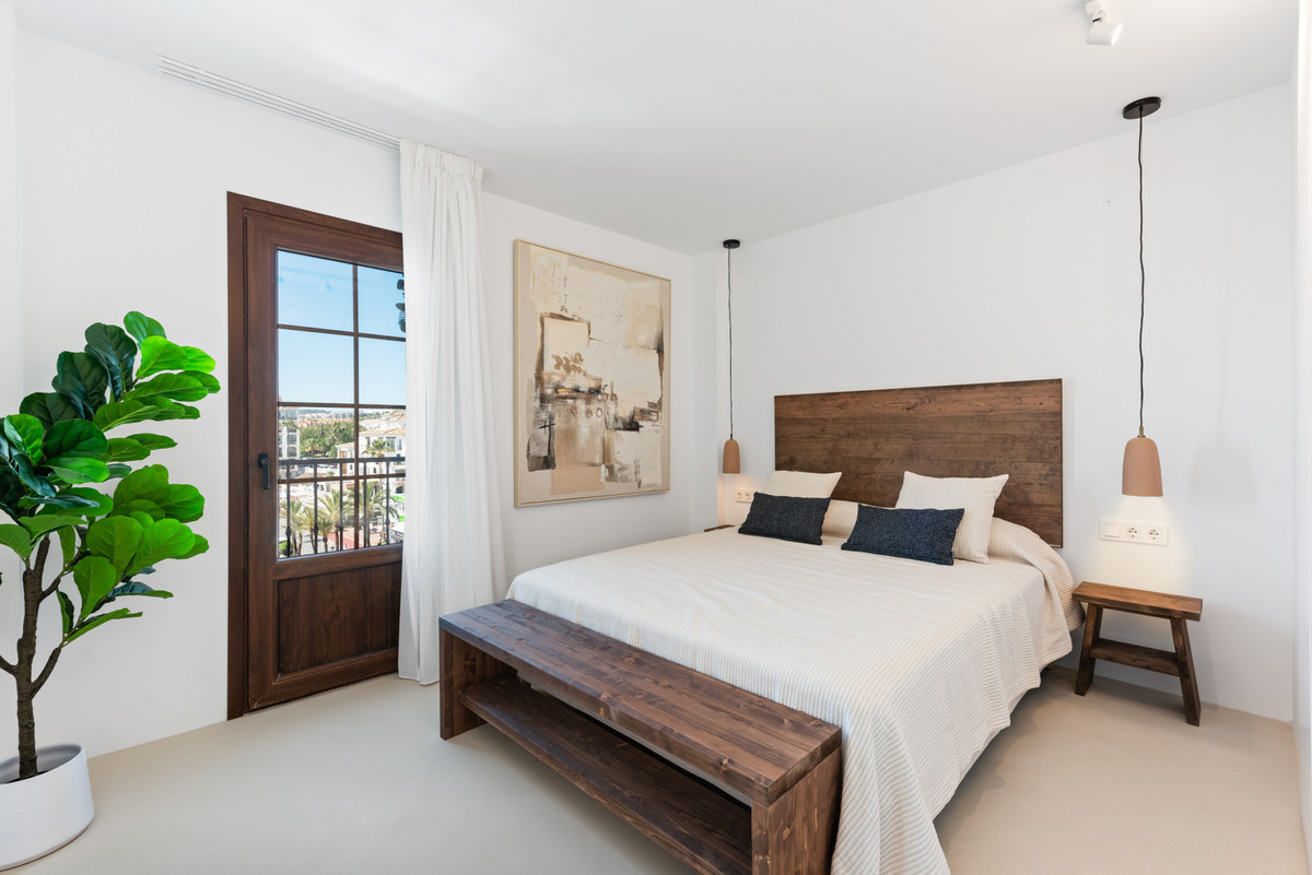 4 Bed Apartment for sale in La Duquesa Costa Del Sol, Málaga, Spain