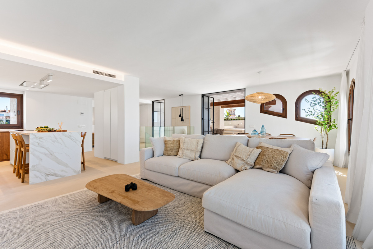 4 Bed Apartment for sale in La Duquesa Costa Del Sol, Málaga, Spain