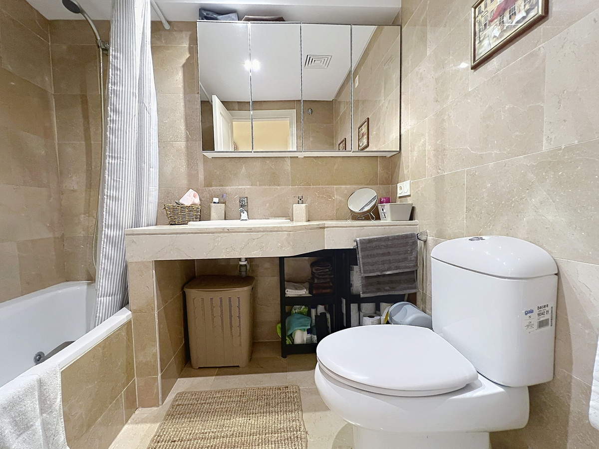 Se vende Apartamento Planta Media de 2 dormitorios en Costa Del Sol, Málaga, España