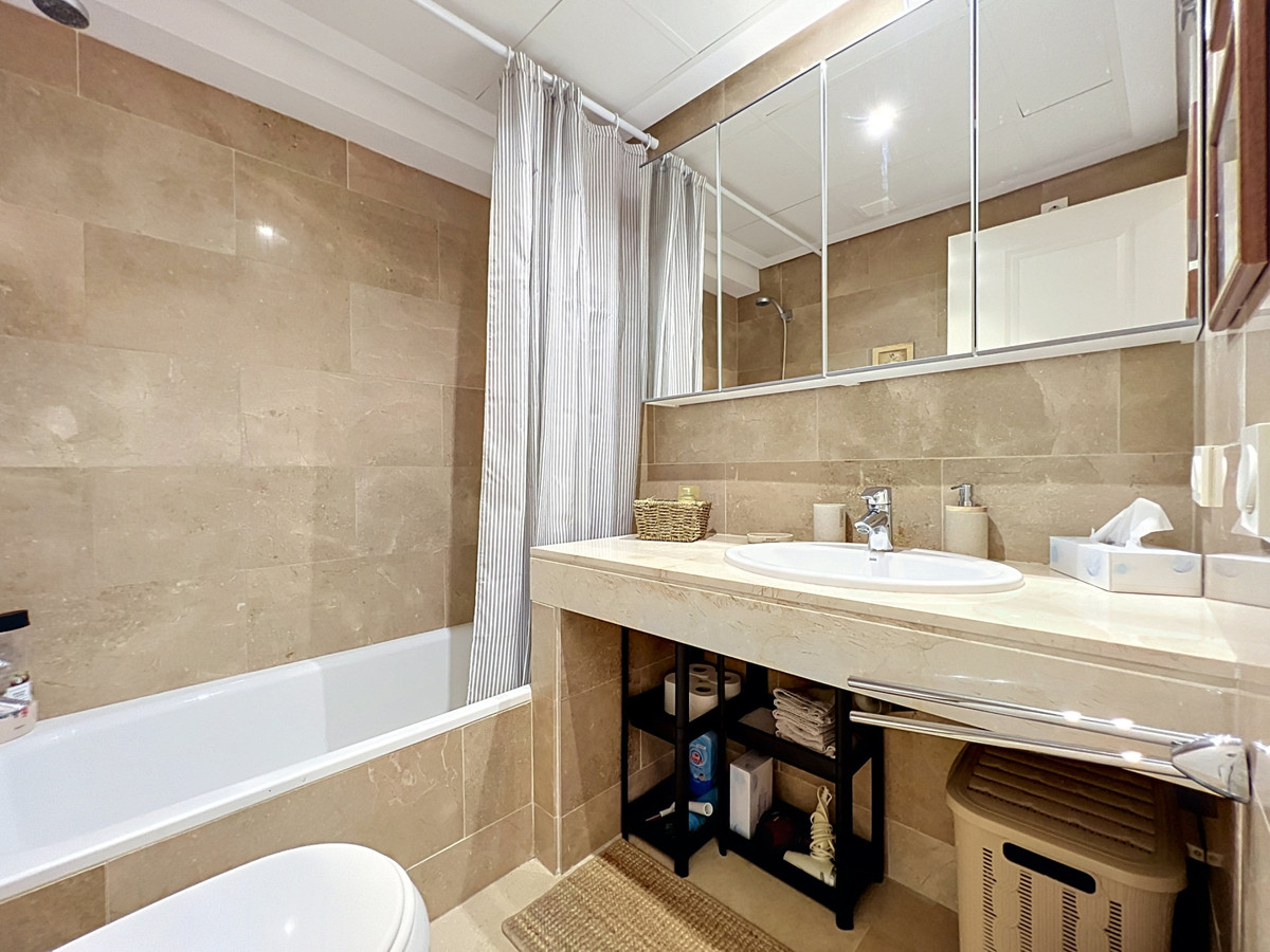 Se vende Apartamento Planta Media de 2 dormitorios en Costa Del Sol, Málaga, España