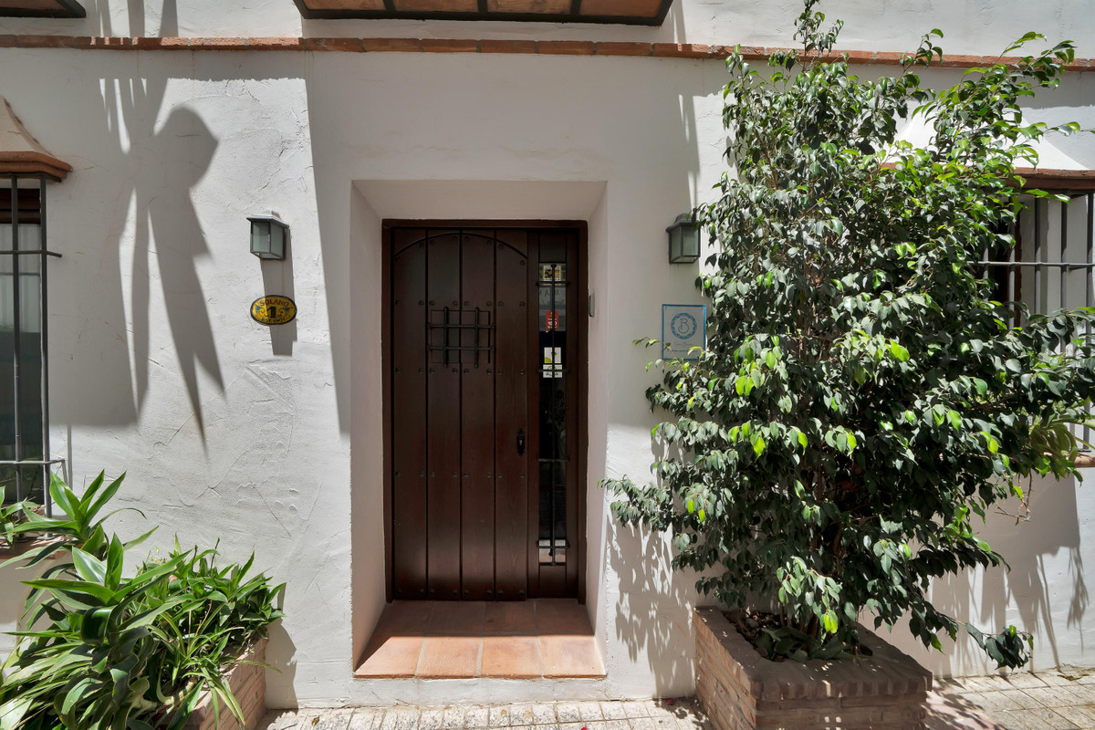 4 Bed Commercial unit for sale in Marbella Costa Del Sol, Málaga, Spain