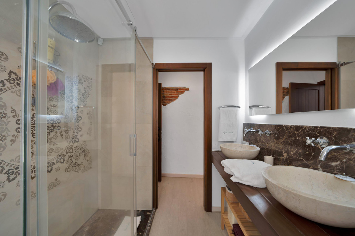 4 Bed Commercial unit for sale in Marbella Costa Del Sol, Málaga, Spain