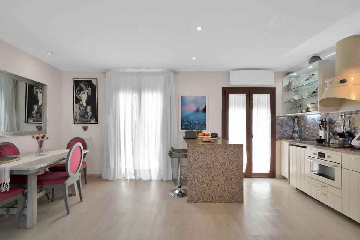 4 Bed Commercial unit for sale in Marbella Costa Del Sol, Málaga, Spain