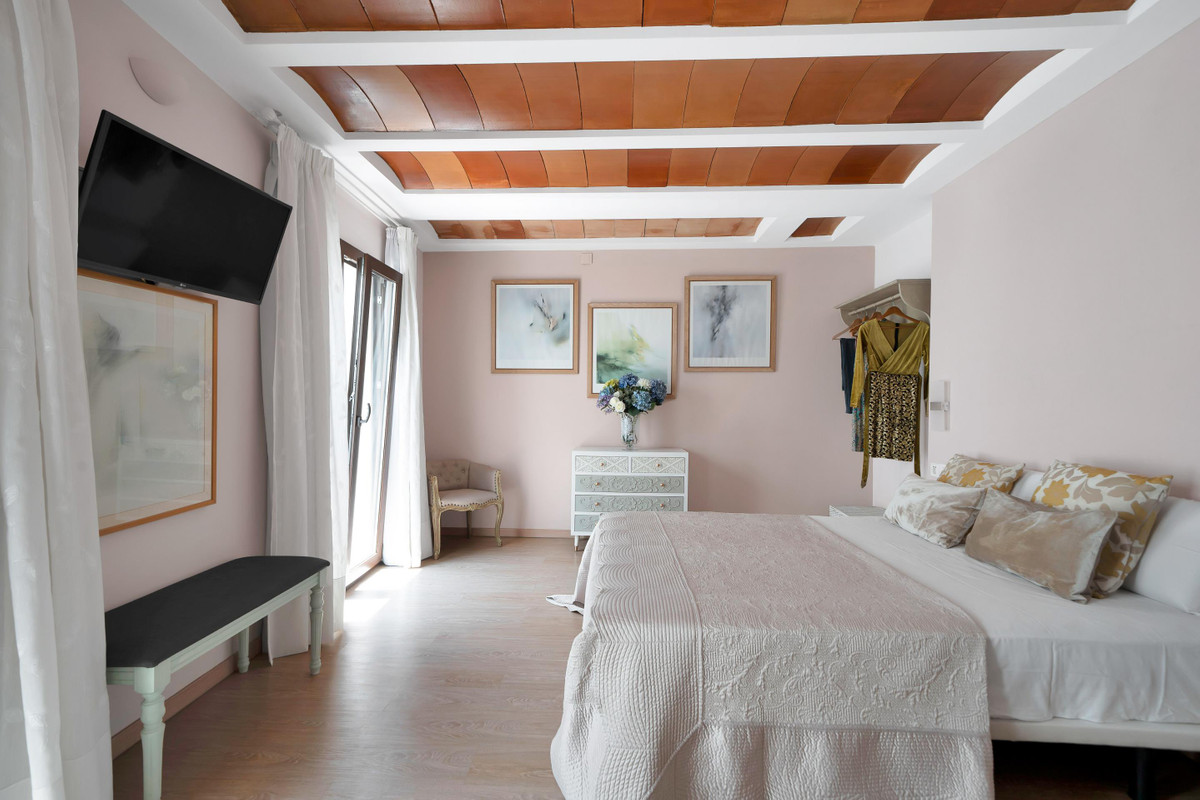4 Bed Commercial unit for sale in Marbella Costa Del Sol, Málaga, Spain