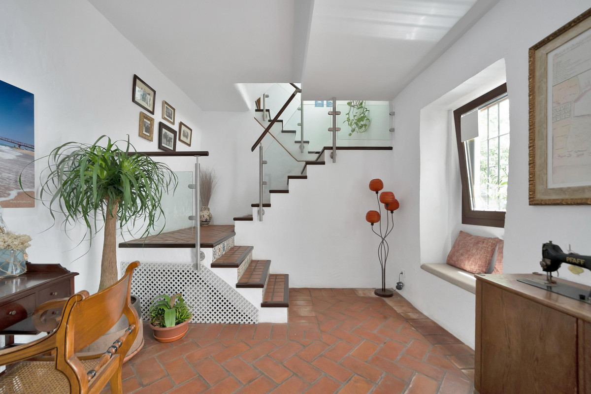 4 Bed Commercial unit for sale in Marbella Costa Del Sol, Málaga, Spain