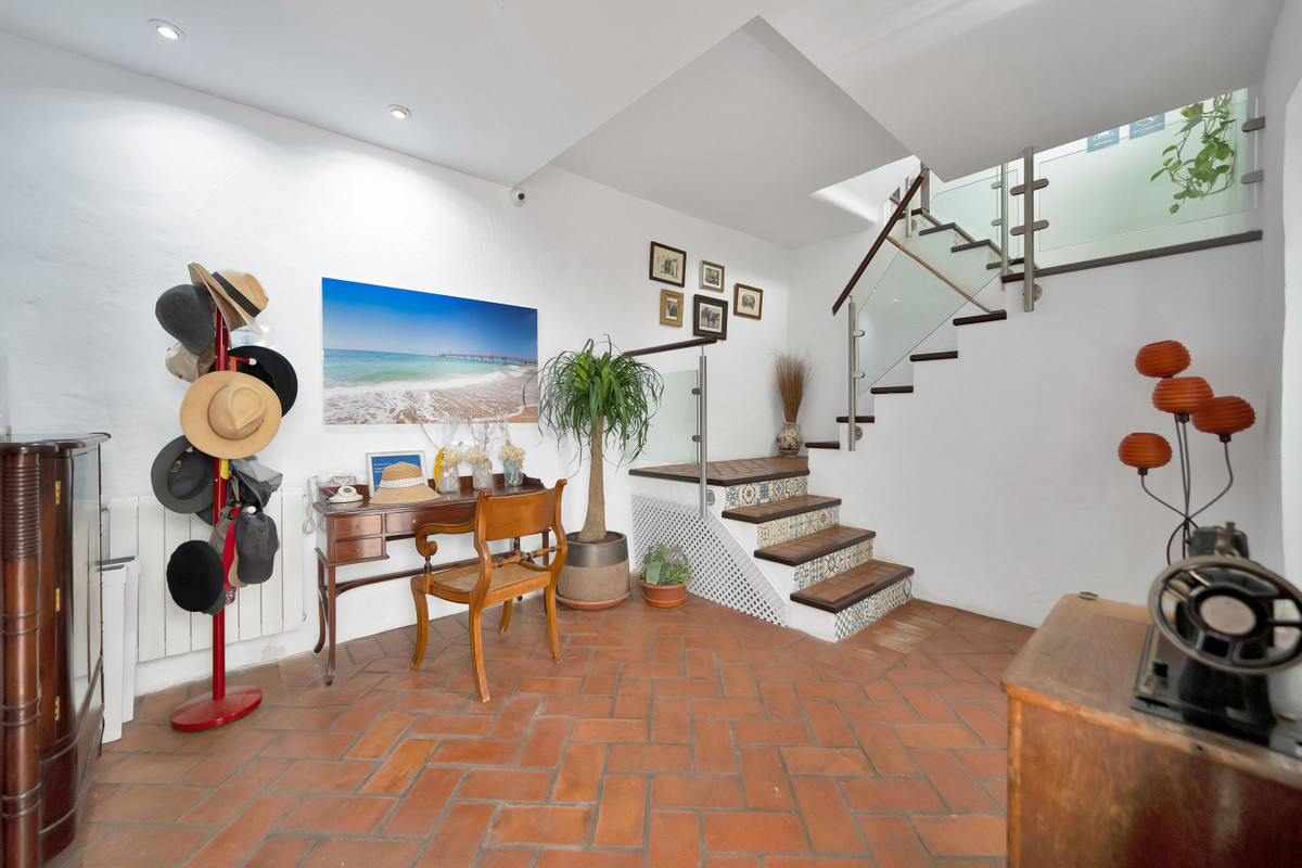 4 Bed Commercial unit for sale in Marbella Costa Del Sol, Málaga, Spain