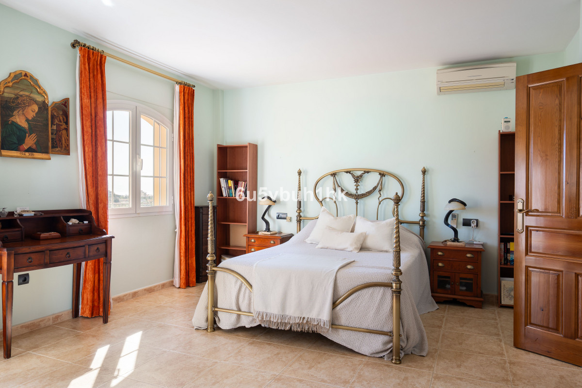 5 Bed Townhouse for sale in El Coto Costa Del Sol, Málaga, Spain