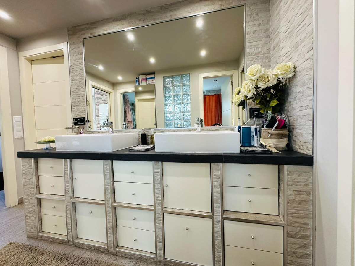 Se vende Apartamento Planta Media de 3 dormitorios en Costa Del Sol, Málaga, España