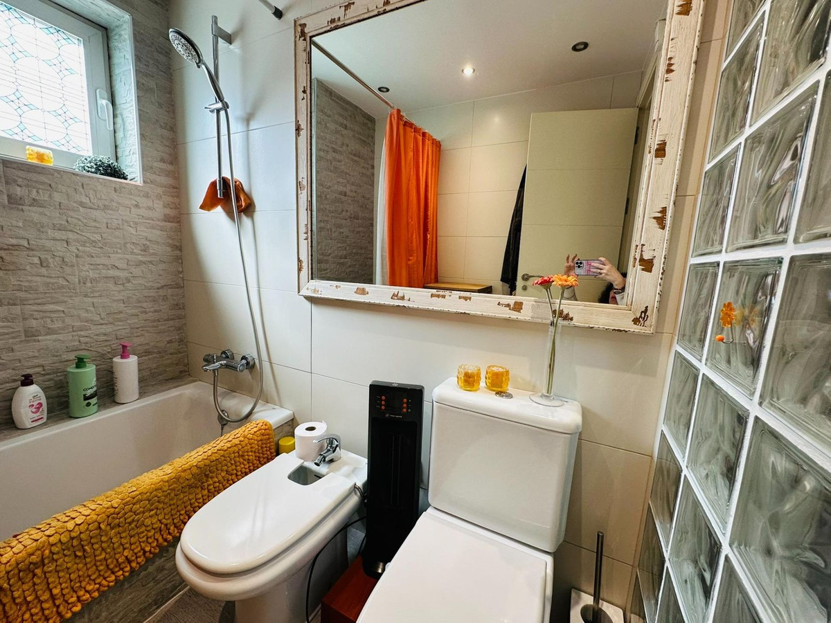 Se vende Apartamento Planta Media de 3 dormitorios en Costa Del Sol, Málaga, España