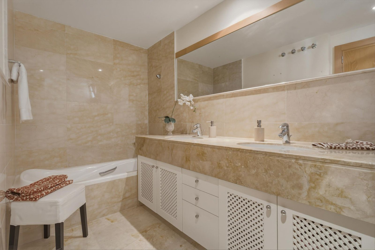 Se vende Apartamento Planta Media de 3 dormitorios en Costa Del Sol, Málaga, España