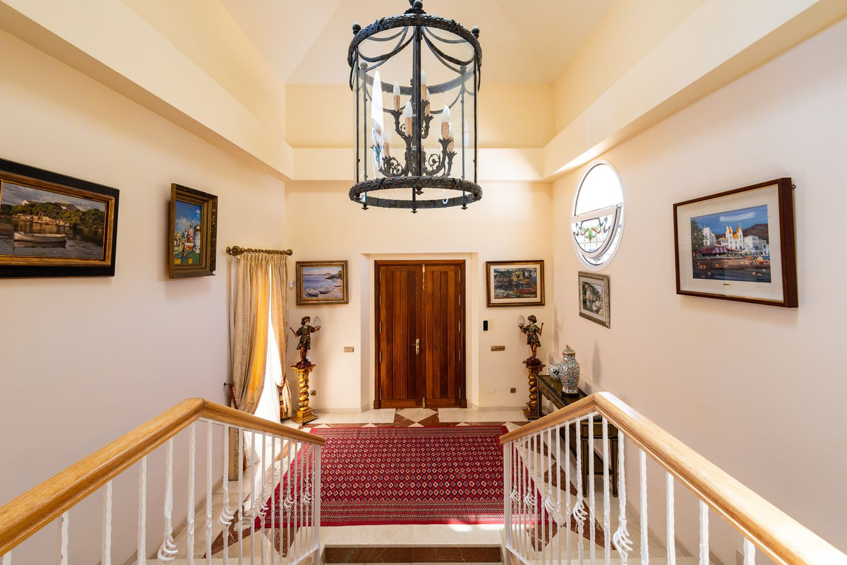 7 Bed Townhouse for sale in El Paraiso Costa Del Sol, Málaga, Spain