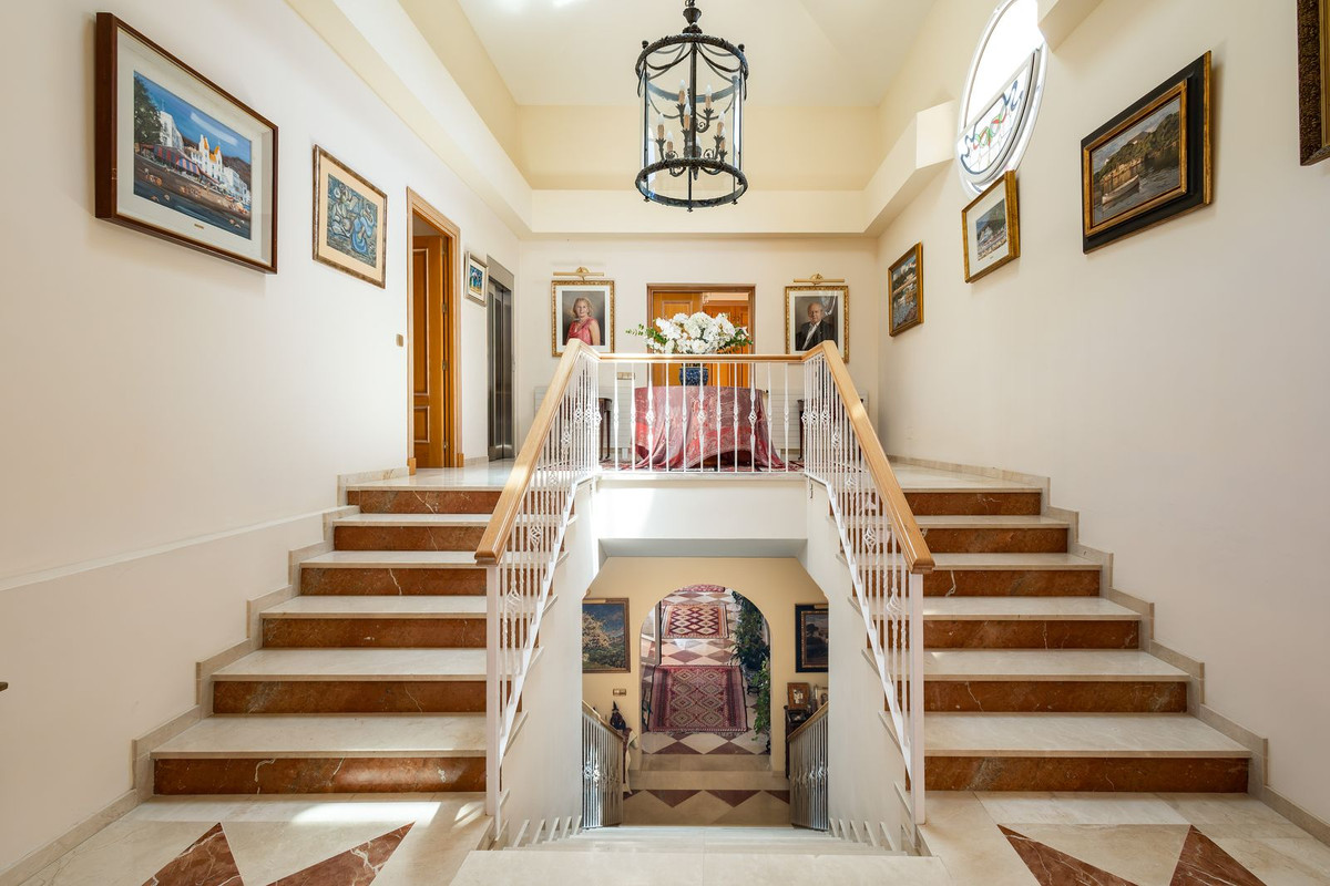 7 Bed Townhouse for sale in El Paraiso Costa Del Sol, Málaga, Spain