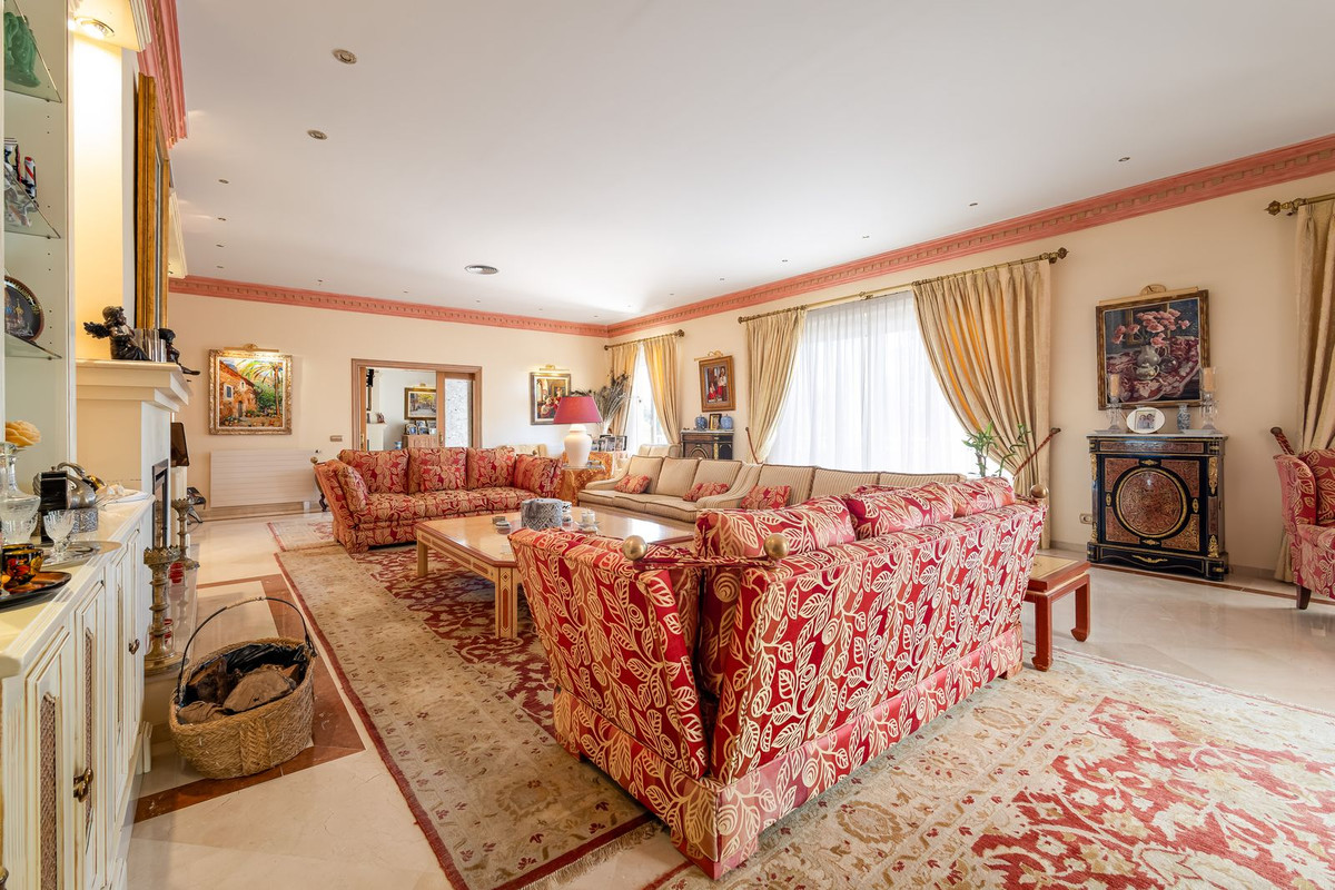 7 Bed Townhouse for sale in El Paraiso Costa Del Sol, Málaga, Spain