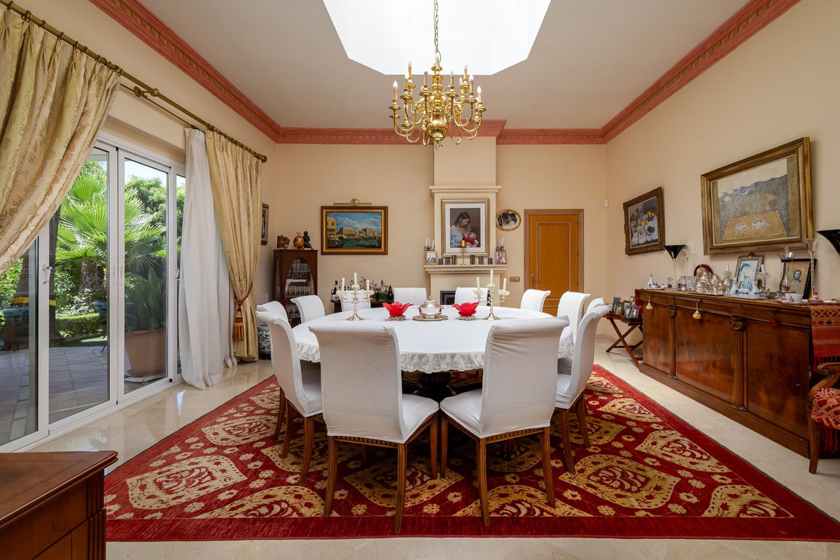 7 Bed Townhouse for sale in El Paraiso Costa Del Sol, Málaga, Spain