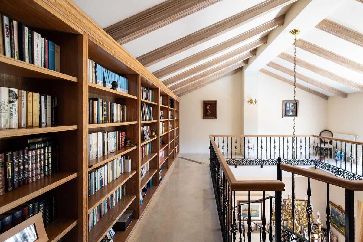 7 Bed Townhouse for sale in El Paraiso Costa Del Sol, Málaga, Spain