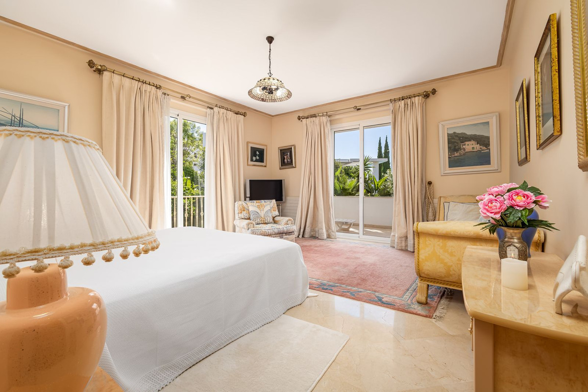 7 Bed Townhouse for sale in El Paraiso Costa Del Sol, Málaga, Spain