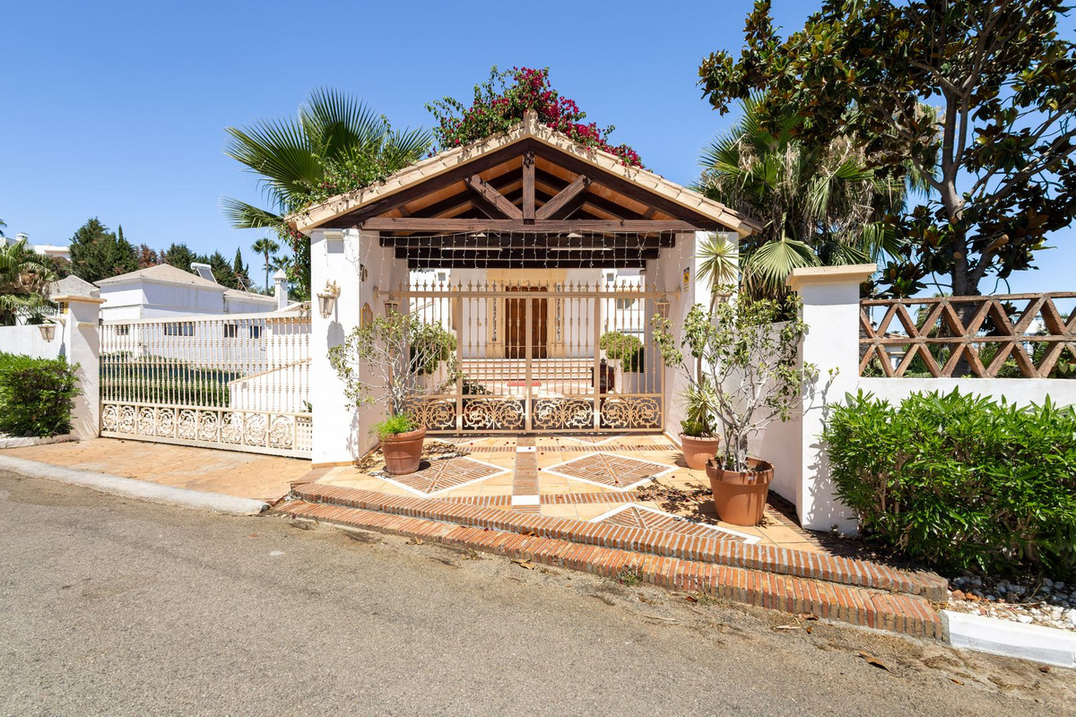 7 Bed Townhouse for sale in El Paraiso Costa Del Sol, Málaga, Spain