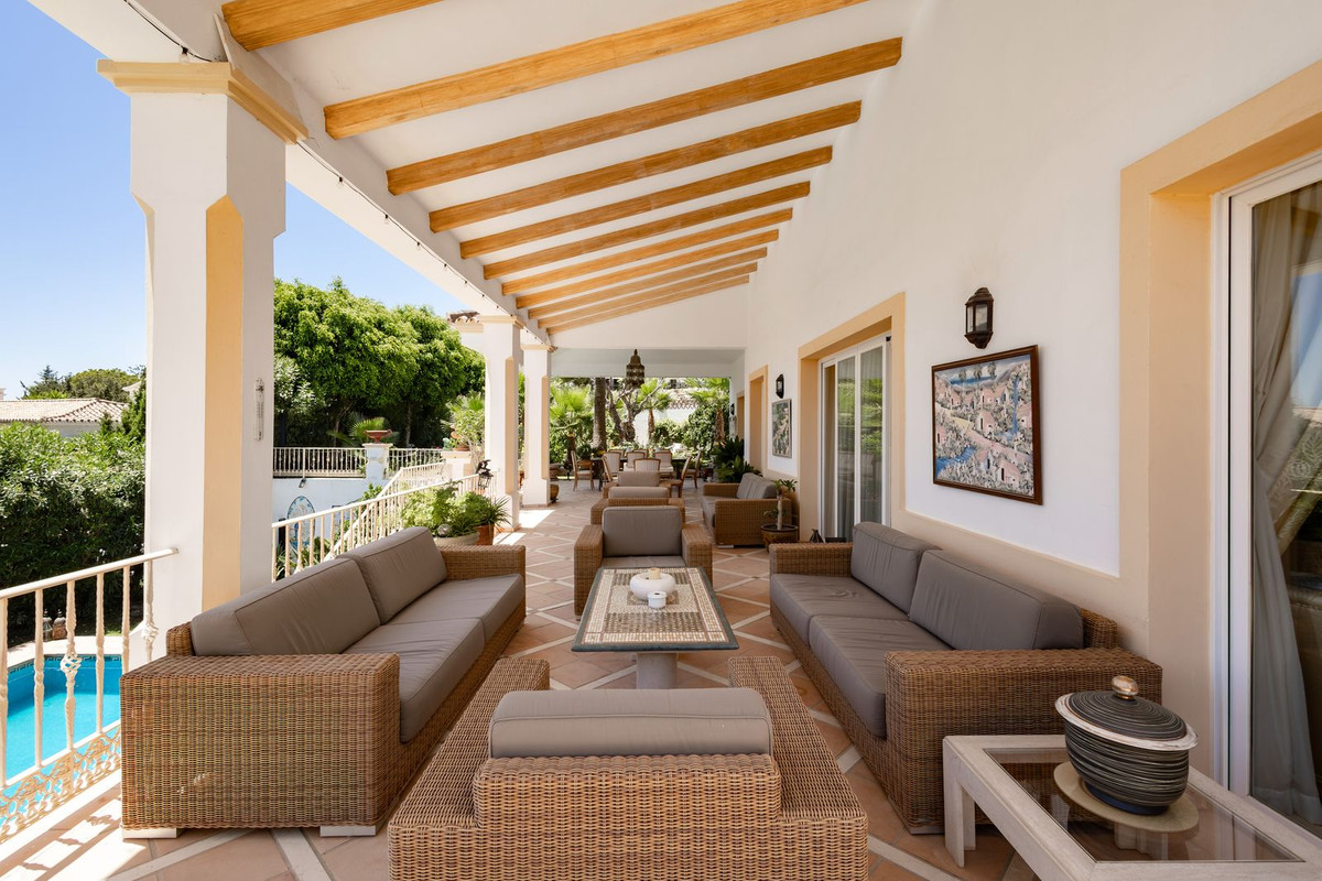 7 Bed Townhouse for sale in El Paraiso Costa Del Sol, Málaga, Spain