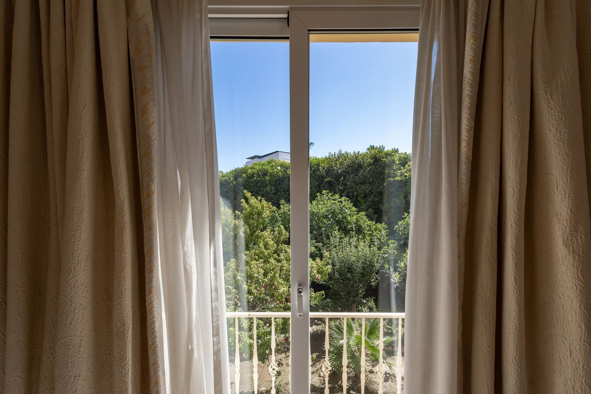 7 Bed Townhouse for sale in El Paraiso Costa Del Sol, Málaga, Spain