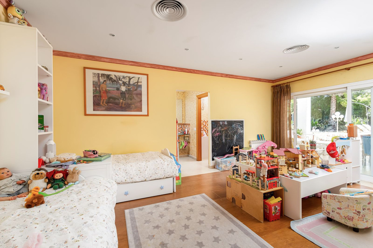 7 Bed Townhouse for sale in El Paraiso Costa Del Sol, Málaga, Spain