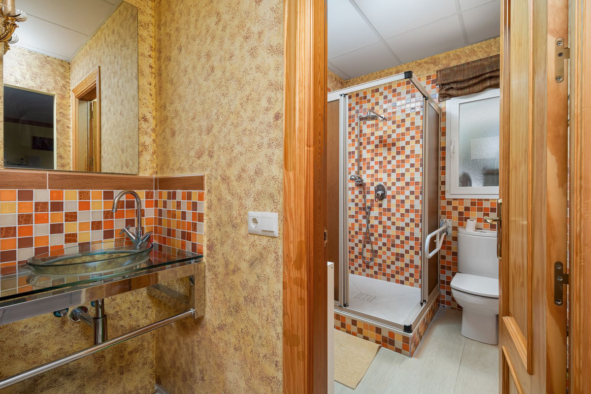 7 Bed Townhouse for sale in El Paraiso Costa Del Sol, Málaga, Spain