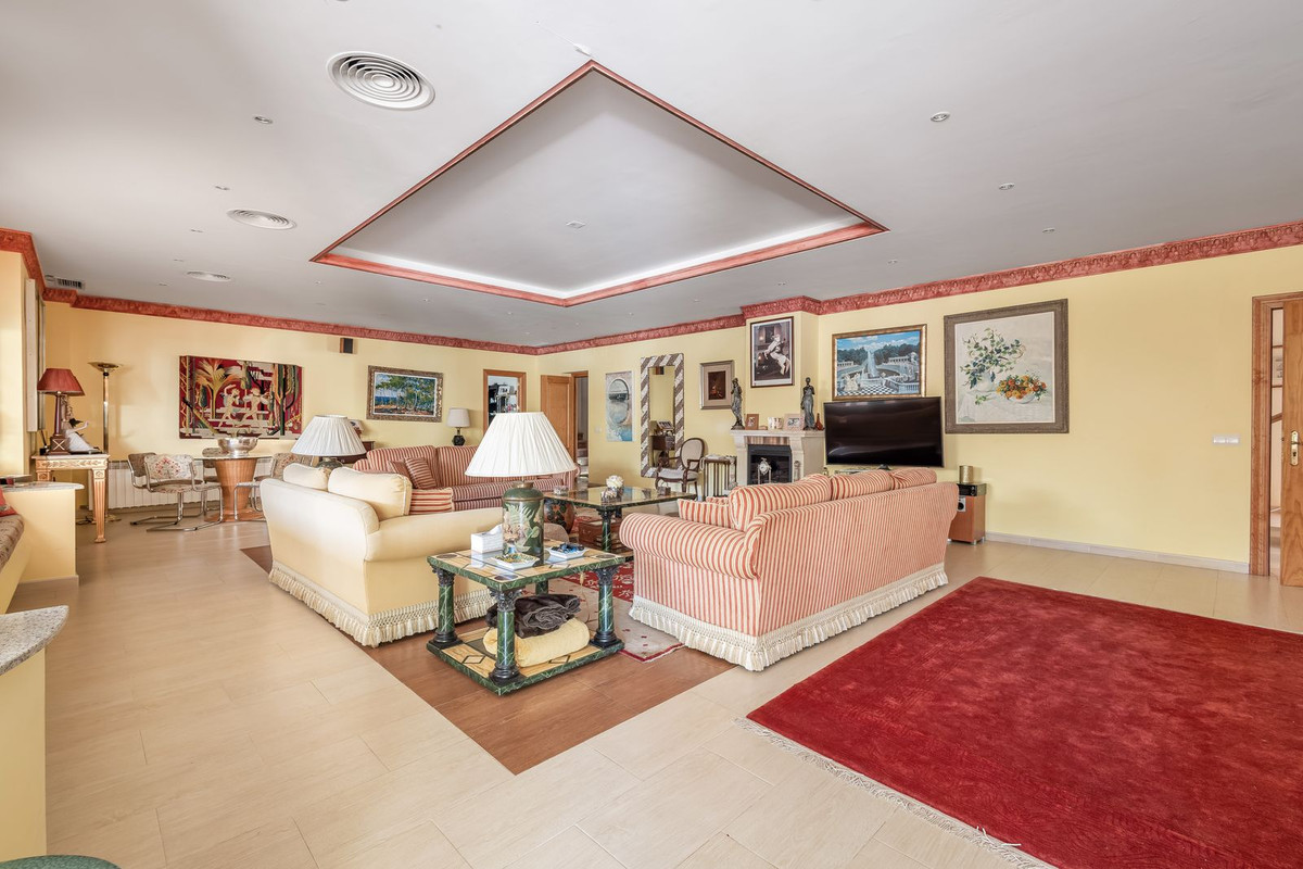 7 Bed Townhouse for sale in El Paraiso Costa Del Sol, Málaga, Spain