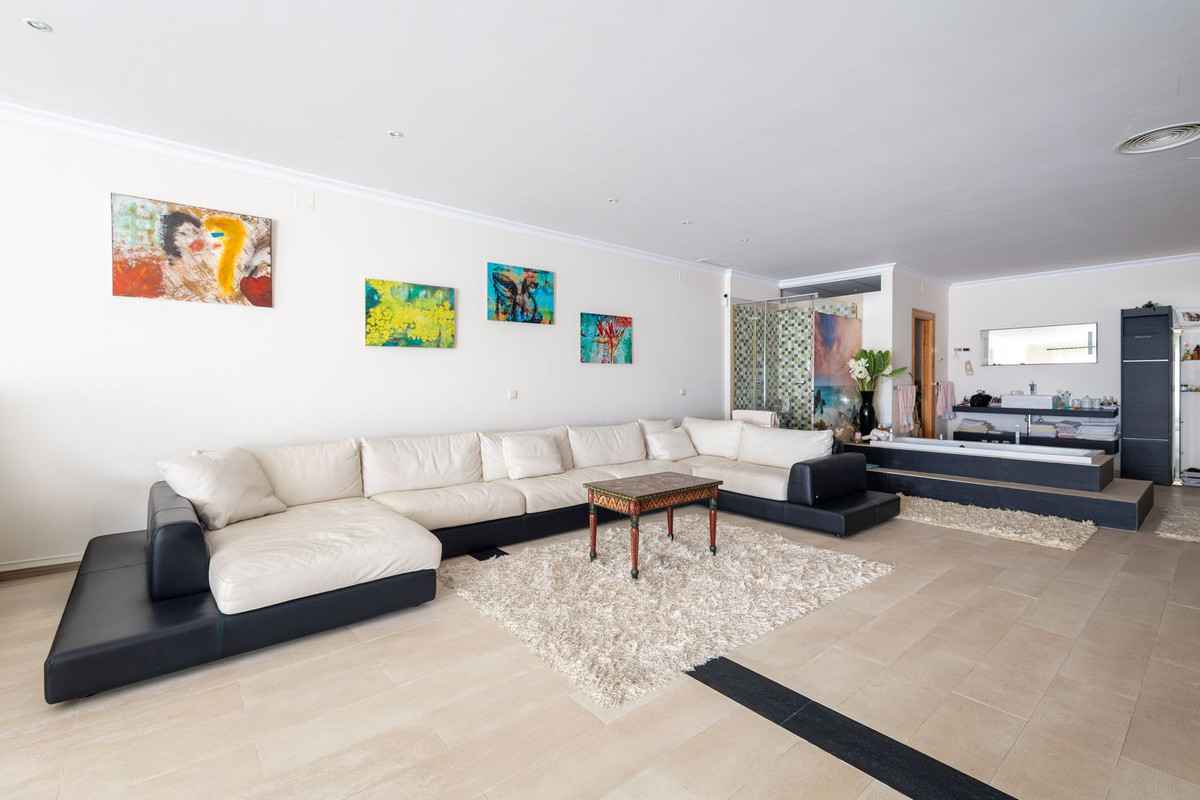 7 Bed Townhouse for sale in El Paraiso Costa Del Sol, Málaga, Spain