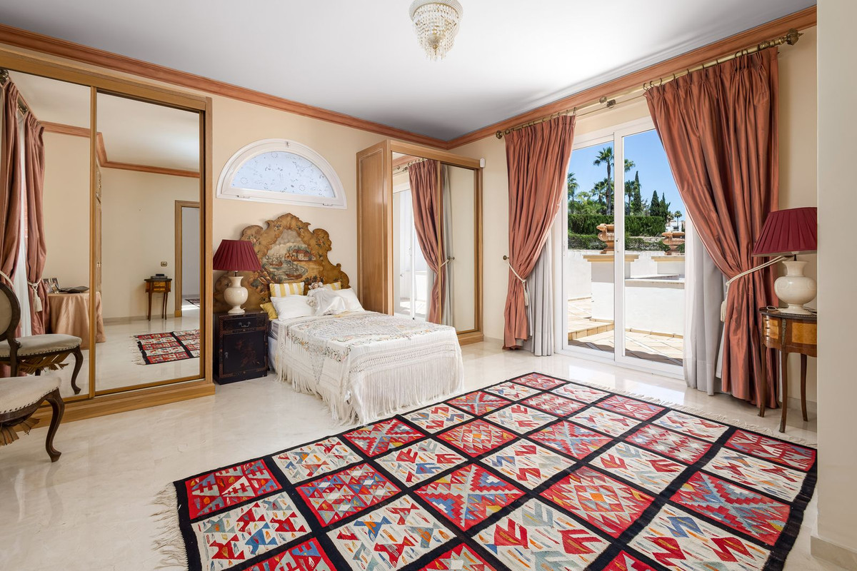 7 Bed Townhouse for sale in El Paraiso Costa Del Sol, Málaga, Spain