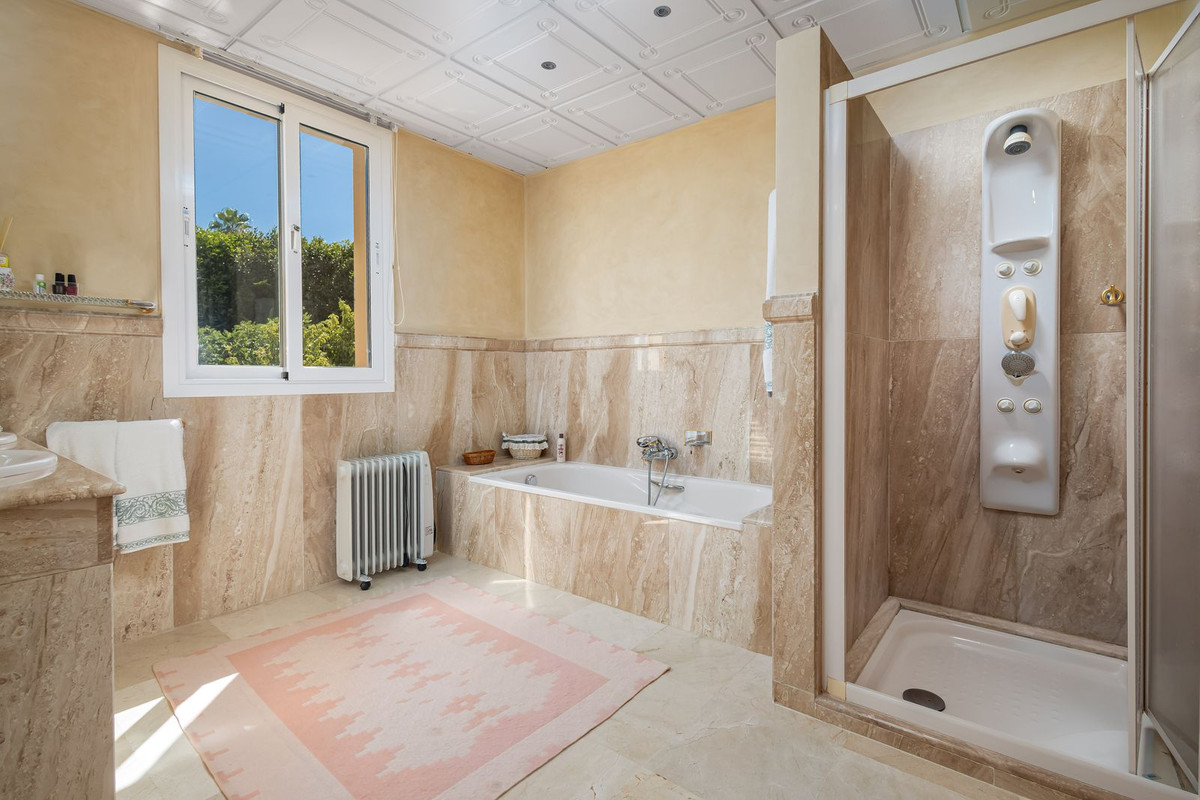 7 Bed Townhouse for sale in El Paraiso Costa Del Sol, Málaga, Spain