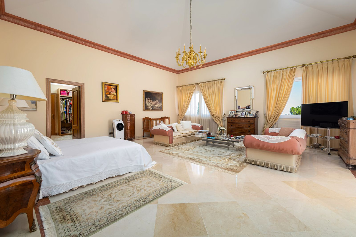 7 Bed Townhouse for sale in El Paraiso Costa Del Sol, Málaga, Spain