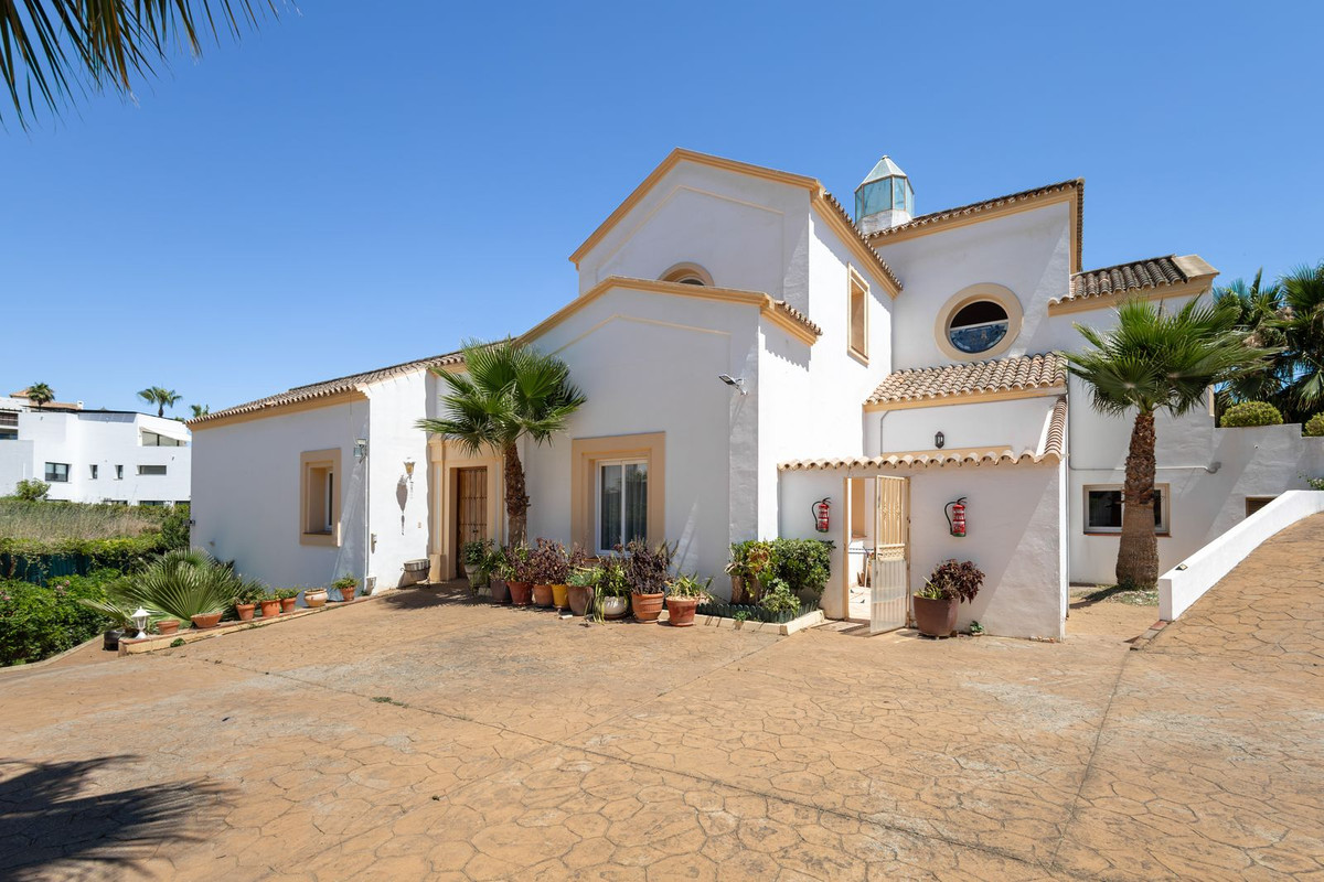 7 Bed Townhouse for sale in El Paraiso Costa Del Sol, Málaga, Spain