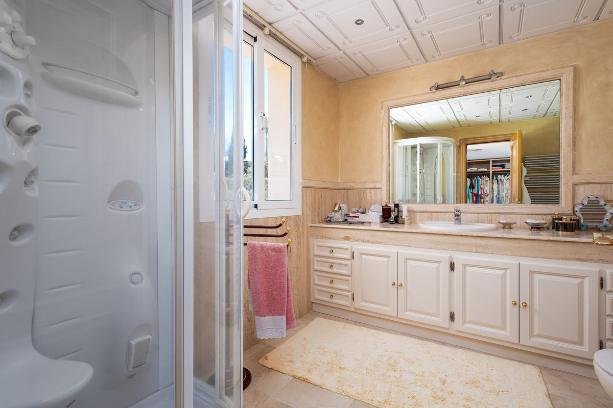 7 Bed Townhouse for sale in El Paraiso Costa Del Sol, Málaga, Spain