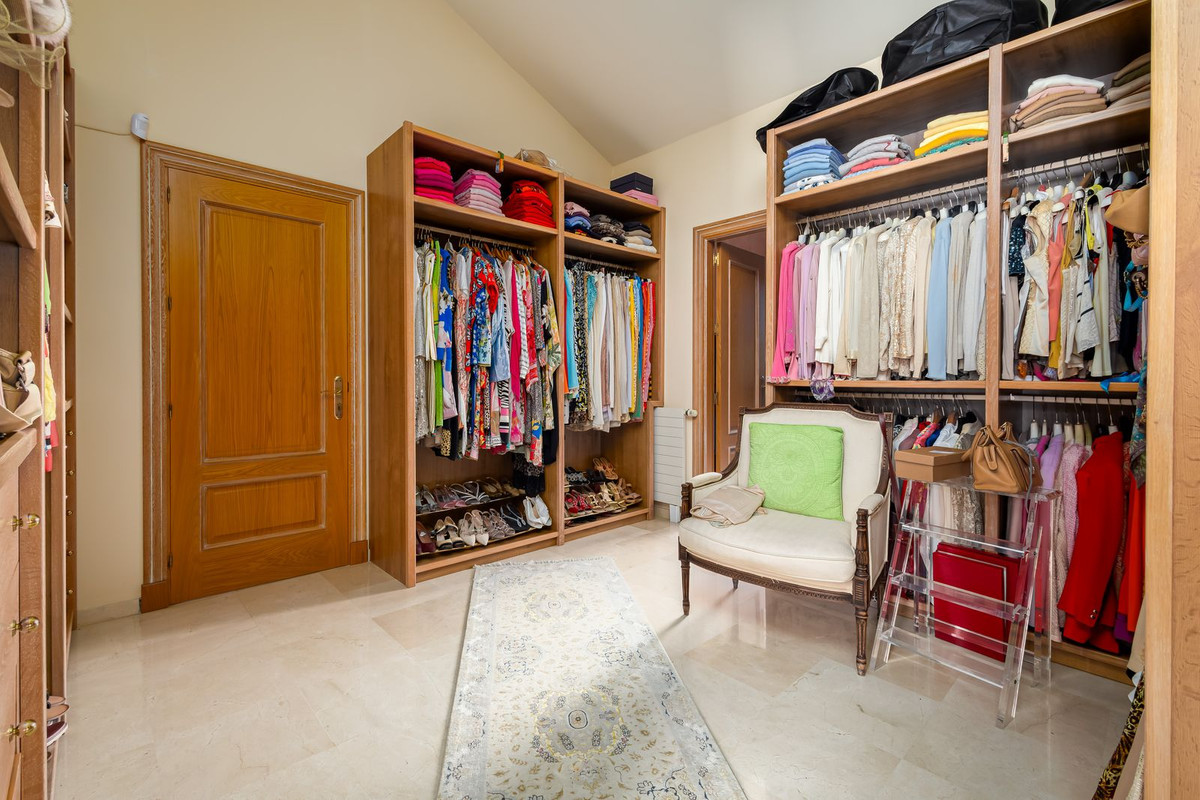7 Bed Townhouse for sale in El Paraiso Costa Del Sol, Málaga, Spain