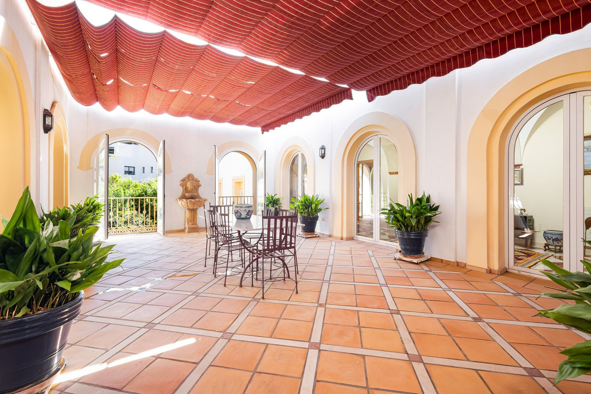 7 Bed Townhouse for sale in El Paraiso Costa Del Sol, Málaga, Spain