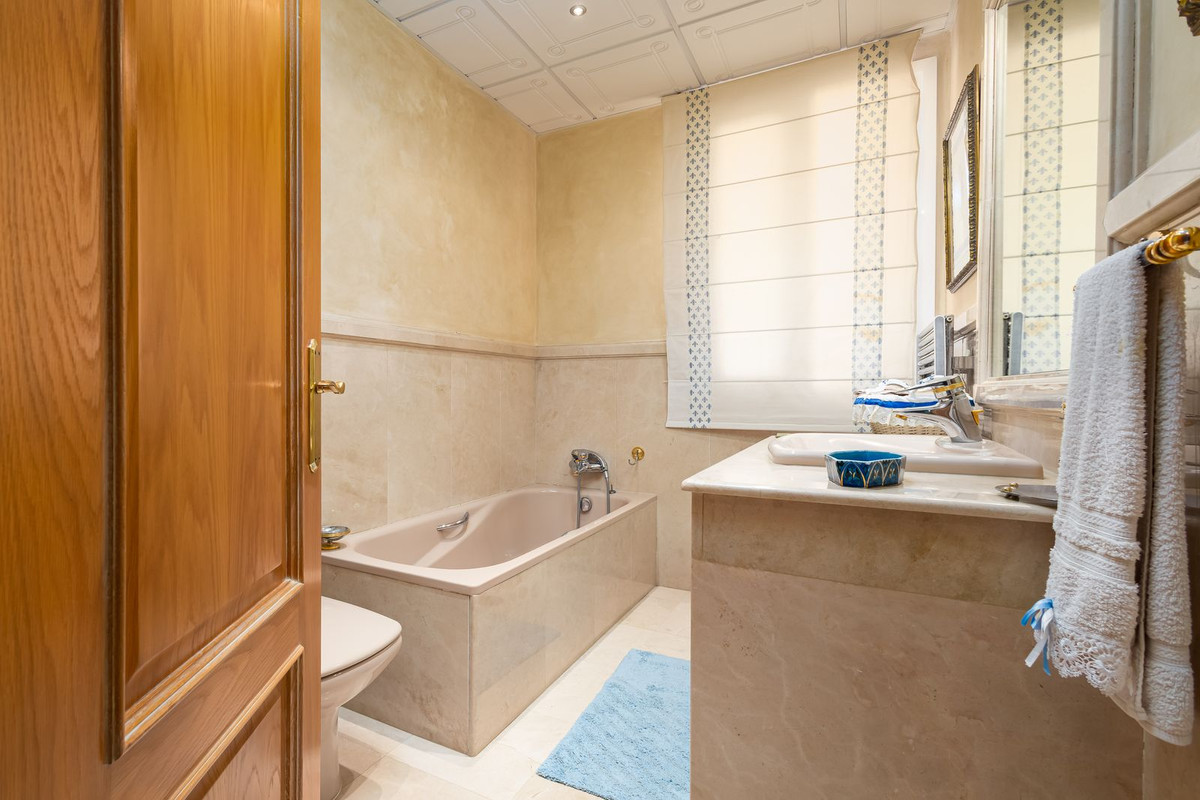 7 Bed Townhouse for sale in El Paraiso Costa Del Sol, Málaga, Spain