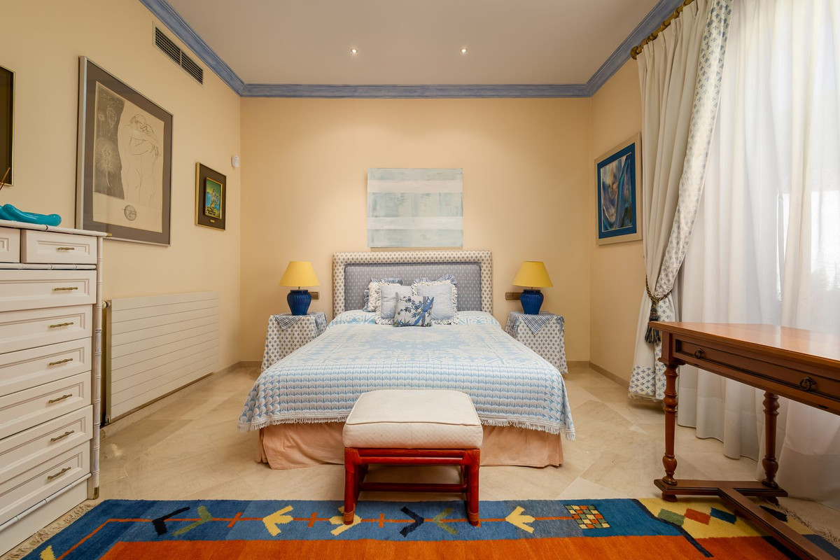 7 Bed Townhouse for sale in El Paraiso Costa Del Sol, Málaga, Spain
