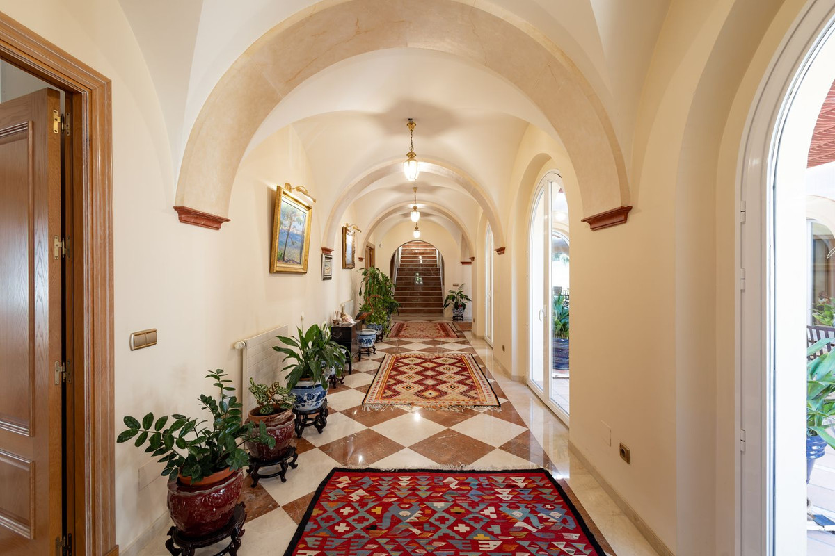 7 Bed Townhouse for sale in El Paraiso Costa Del Sol, Málaga, Spain