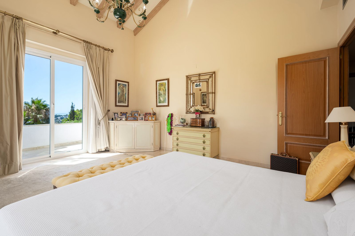 7 Bed Townhouse for sale in El Paraiso Costa Del Sol, Málaga, Spain