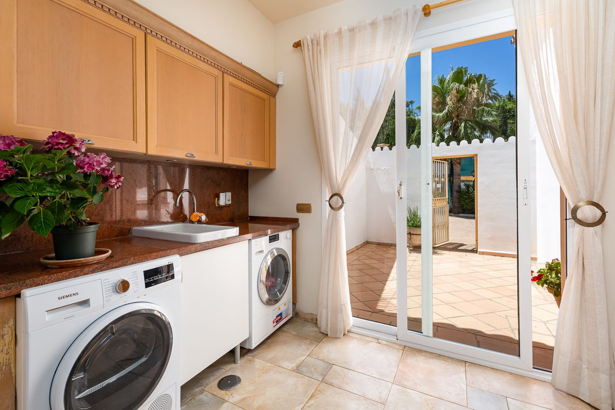 7 Bed Townhouse for sale in El Paraiso Costa Del Sol, Málaga, Spain