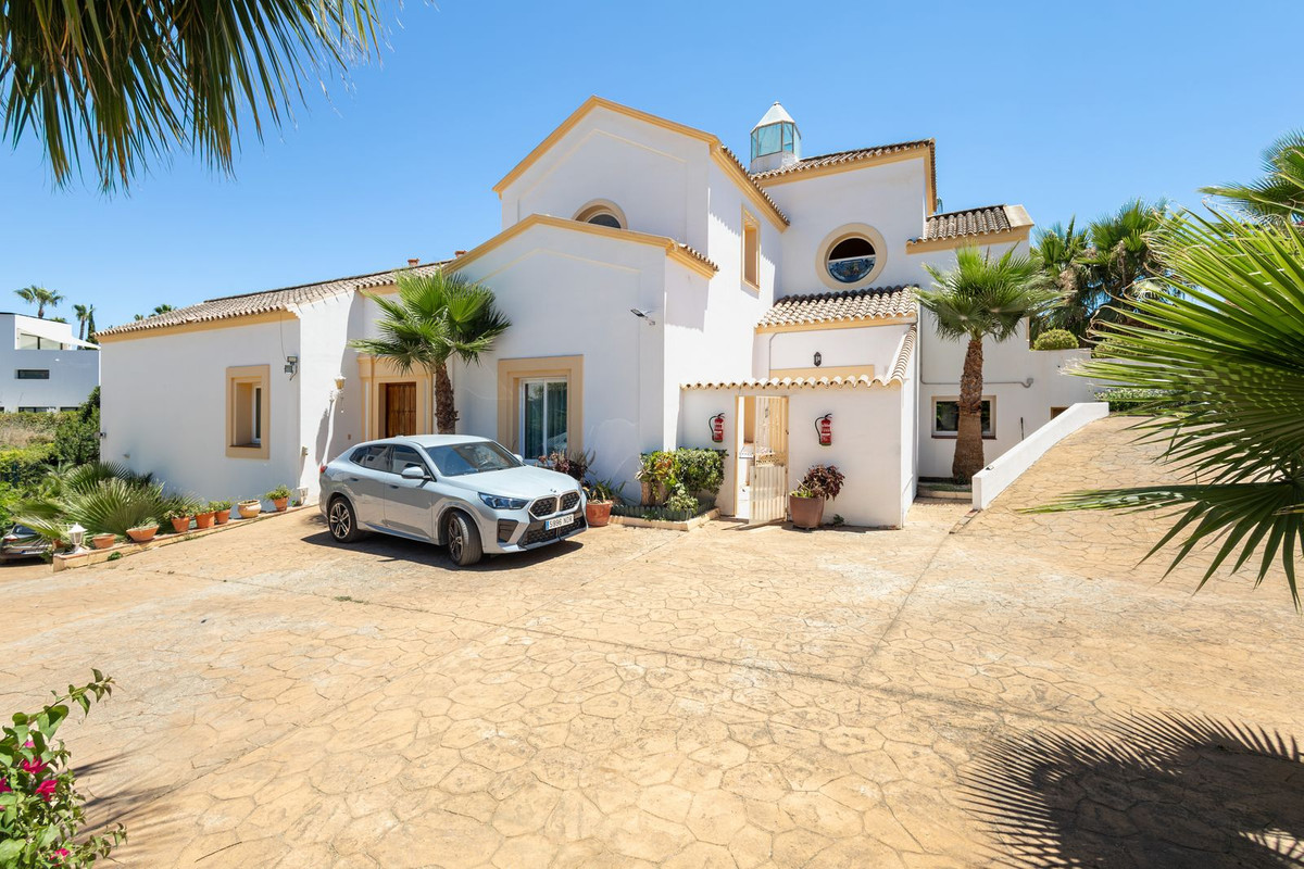 7 Bed Townhouse for sale in El Paraiso Costa Del Sol, Málaga, Spain