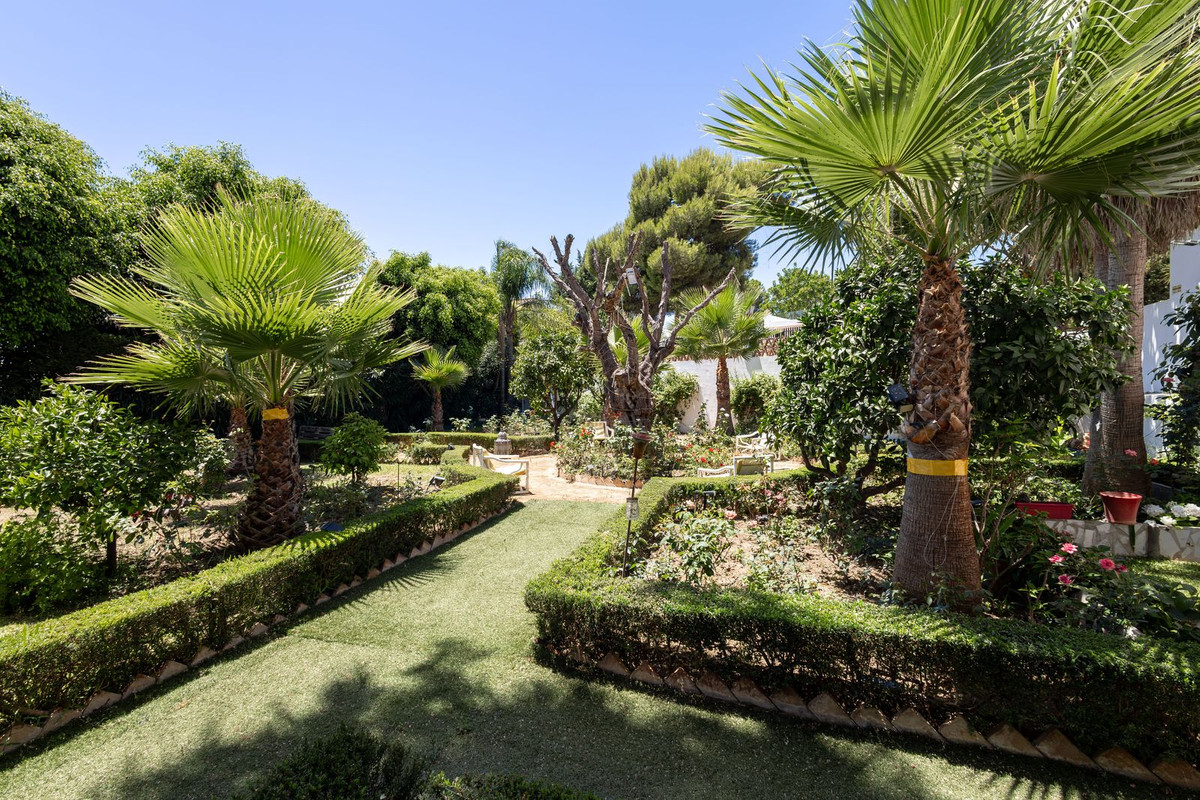 7 Bed Townhouse for sale in El Paraiso Costa Del Sol, Málaga, Spain