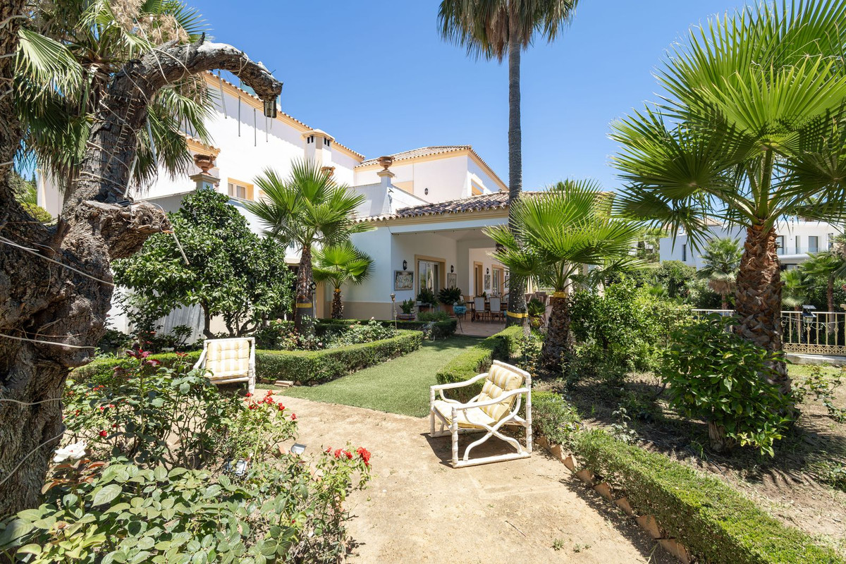 7 Bed Townhouse for sale in El Paraiso Costa Del Sol, Málaga, Spain