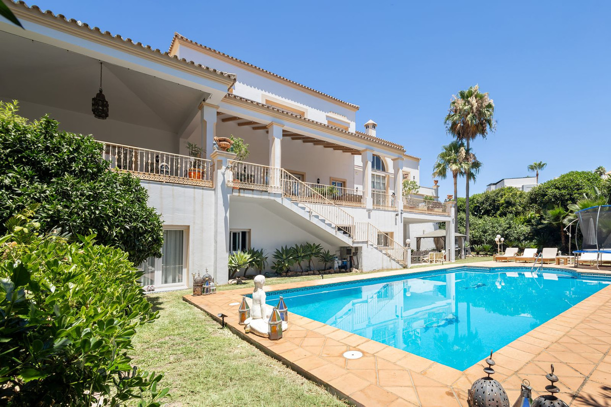 7 Bed Townhouse for sale in El Paraiso Costa Del Sol, Málaga, Spain