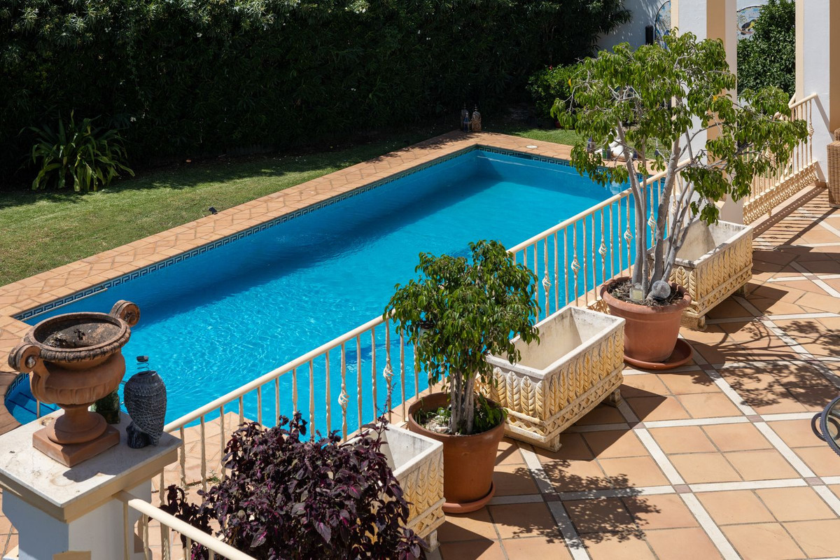 7 Bed Townhouse for sale in El Paraiso Costa Del Sol, Málaga, Spain