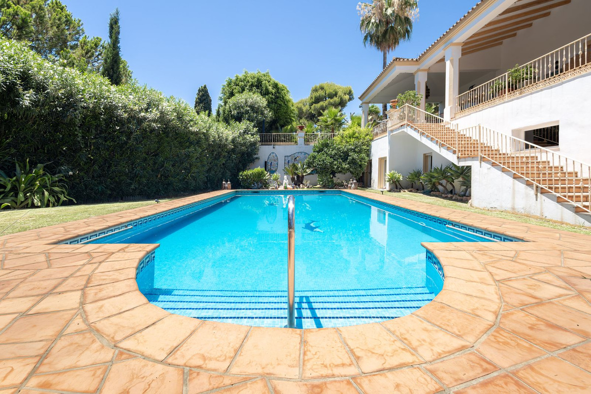 7 Bed Townhouse for sale in El Paraiso Costa Del Sol, Málaga, Spain