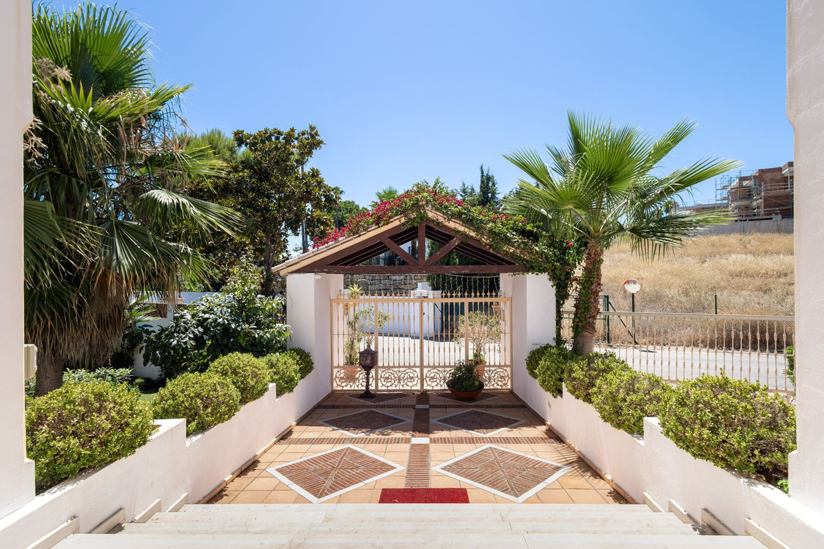 7 Bed Townhouse for sale in El Paraiso Costa Del Sol, Málaga, Spain
