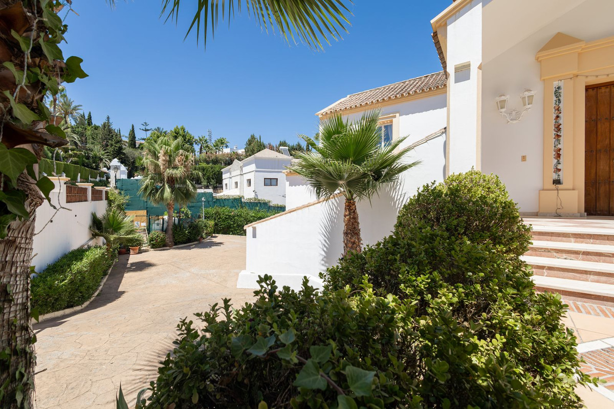 7 Bed Townhouse for sale in El Paraiso Costa Del Sol, Málaga, Spain