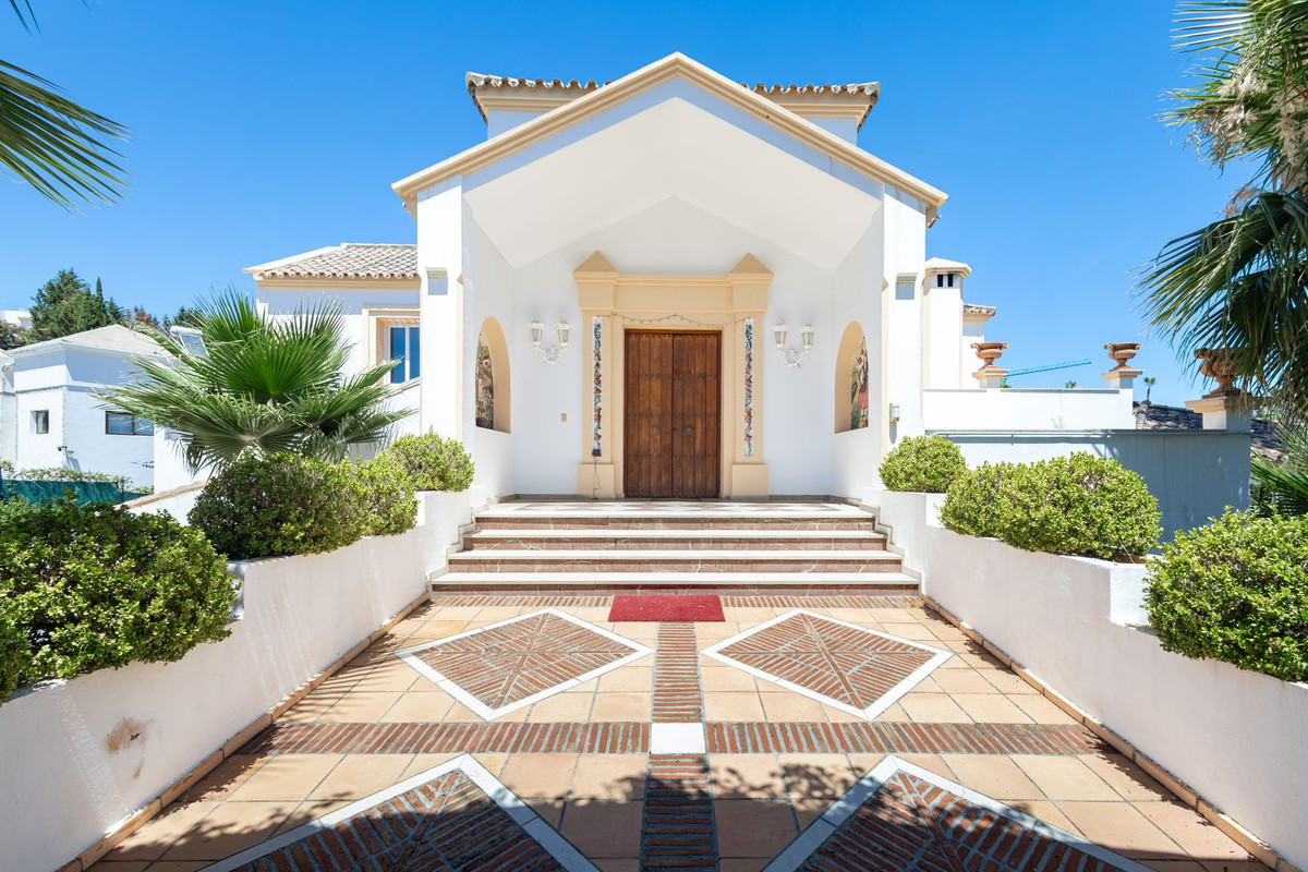 7 Bed Townhouse for sale in El Paraiso Costa Del Sol, Málaga, Spain